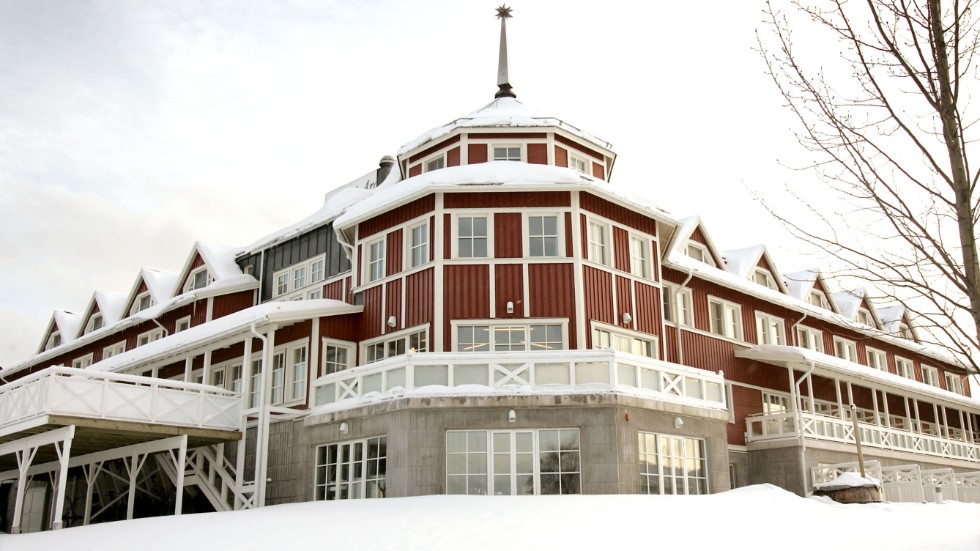Fastighetsbolaget bakom det omskrivna hotellet i Överkalix har miljonskulder hos Kronofogden.