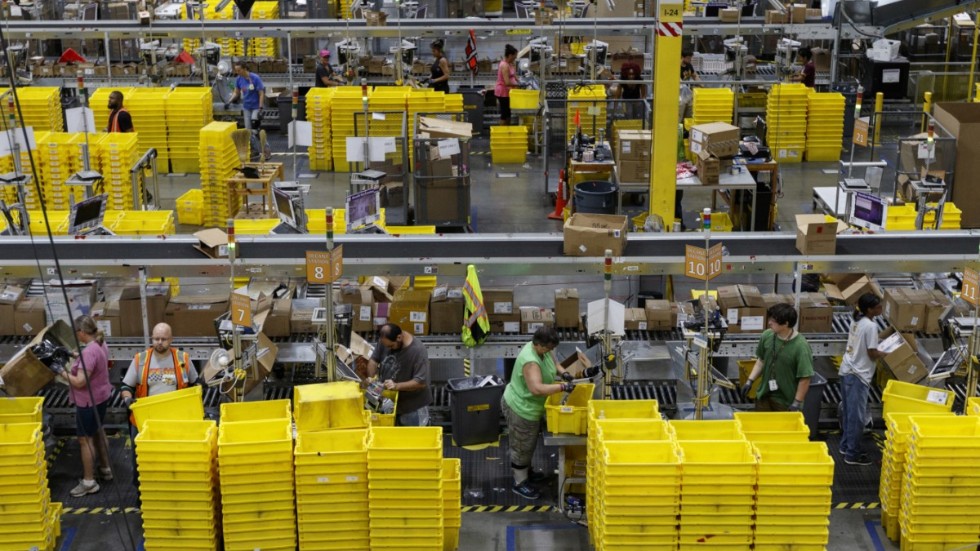 Varor packas vid ett av Amazons lager i Chattanooga, USA. Arkivbild.