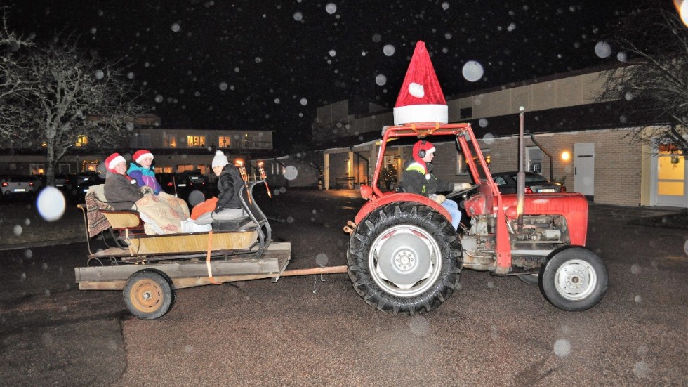 Förra årets luciatåg med traktorer från veteranmotorklubben.
