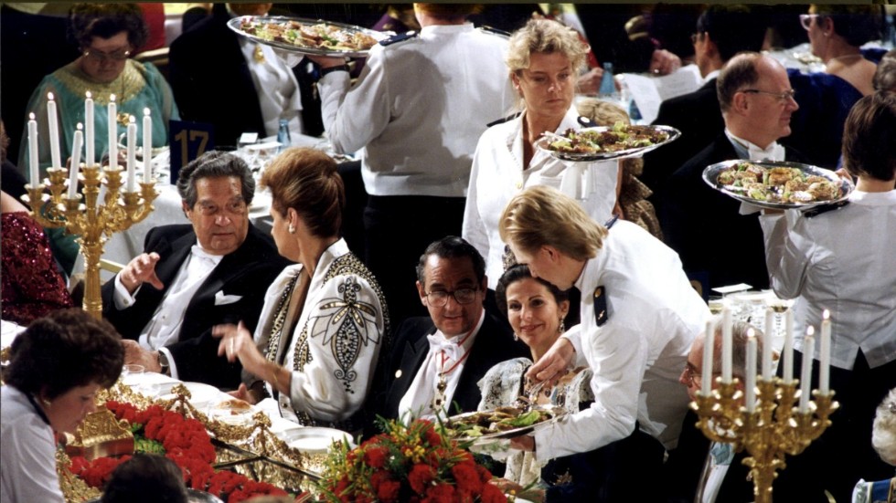 Drottning Silvia serveras riptimbal eller enbärshalstrad röding på Nobelbanketten 1990.