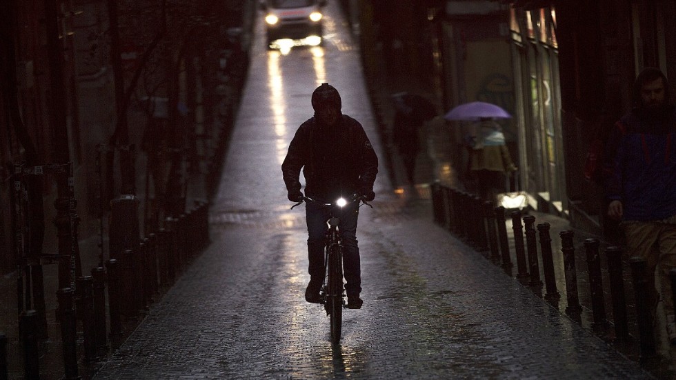 Skribenten vill att polisen i Skellefteå ska bötfälla cyklister som inte har lysen och reflexer.