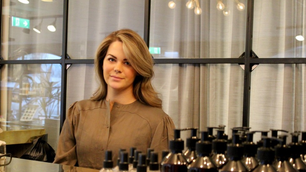 Aina Wiger driver skönhetsalonger i både Västervik och Vimmerby. Hon hoppas att lagändringen leder till bättre konsumentskydd.