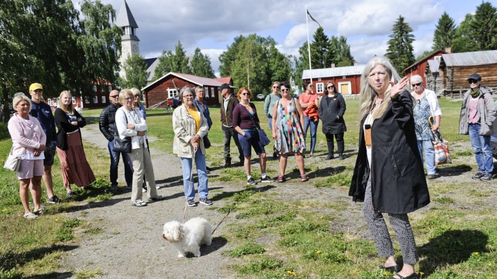 Drygt 20 personer kom till Burträsk för att följa med i Margita Tjärnströms litterära fotspår och till platser där scener i hennes deckare utspelar sig.