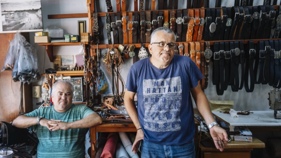 Vasilis och Nikos Kougioumtzoglou driver en läderverkstad och butik i Rhodos stad. Sedan den grekiska semesterön öppnade för internationella direktflyg för ett par dagar sedan har de haft två kunder, som köpte sandaler.