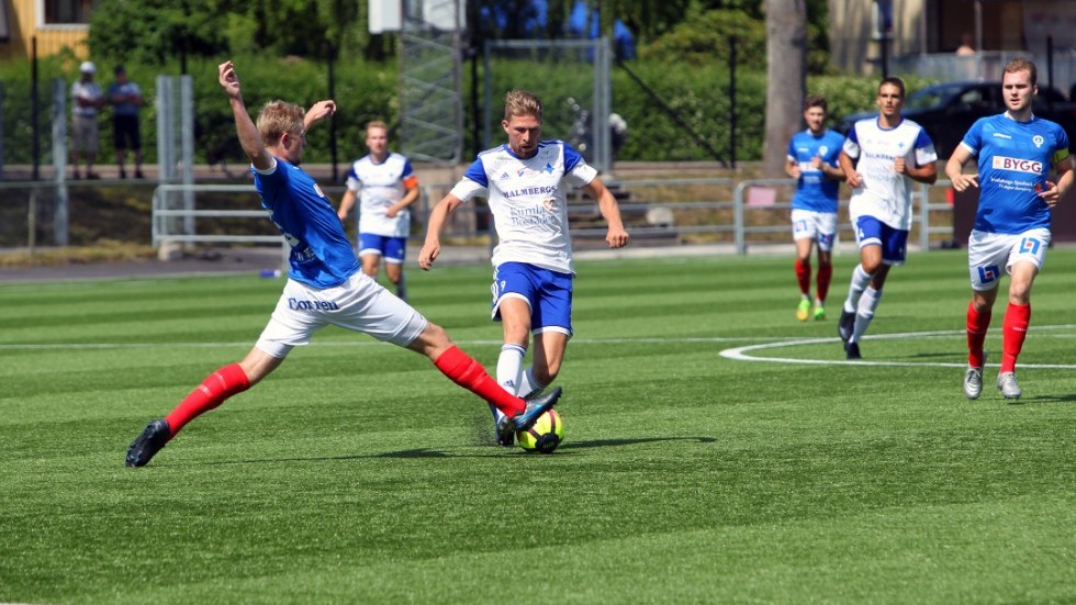 Simon Sandholm, som ses i bakgrunden på bilden, gjorde tre mål mot Kumla.