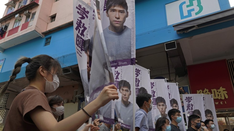 Hongkong-aktivisten Joshua Wong, för demokratirörelsen, demonstrerade mot den nya säkerhetslagen. Nu har den klubbats igenom i folkkongressen. Arkivbild.