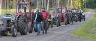 Arton gamla traktorer stånkade på i 20 km/h på vägen
