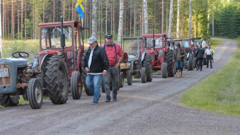 Här gjorde traktorerna ett stopp på skogen utanför Finede Horn. På bilden syns Roland Johansson, Tage
Pettersson, Per-Anders Lindh m.fl. 