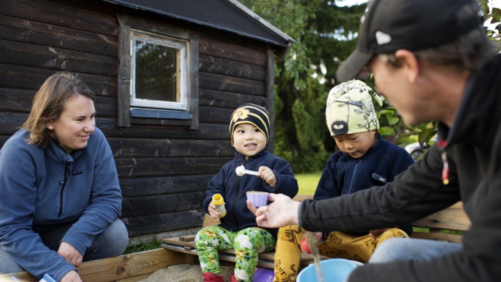 Tvååriga Noel Siljetun, som adopterades till Sverige mitt under pandemin, leker hemma i trädgården i Vännäs med mamma Susanna, pappa Claes och storasyster Livia.