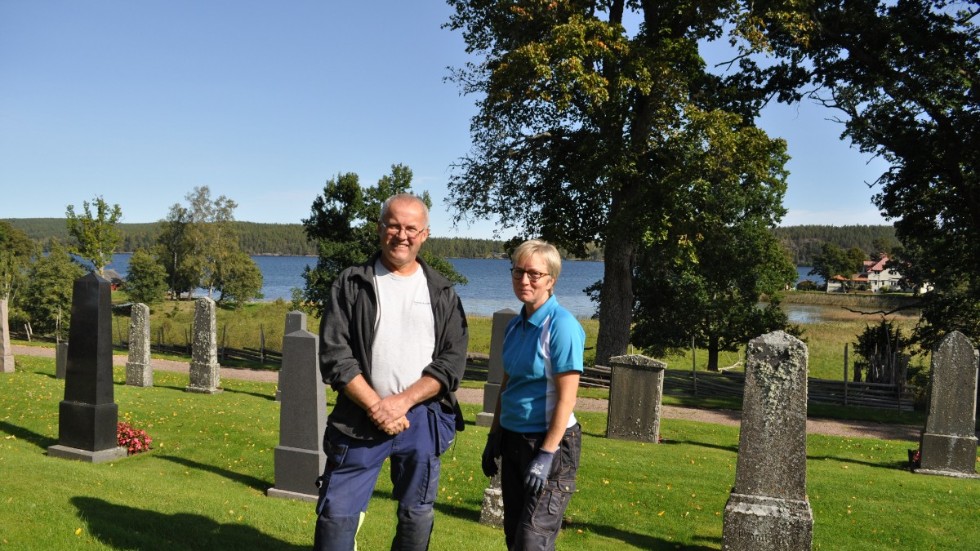 Stefan Sandell och Camilla Jacobsson går nu igenom Torpas gravstenar. Sedan väntar Västra Ryd. En grav med sjöutsikt önskas av många.