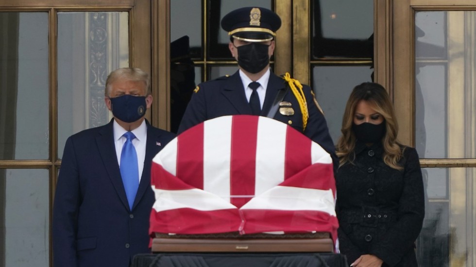 USA:s president Donald Trump och hans hustru Melania Trump kom på torsdagen till Högsta domstolen för att kondolera Ruth Bader Ginsburg, HD-domaren som avled i fredags, 87 år gammal.