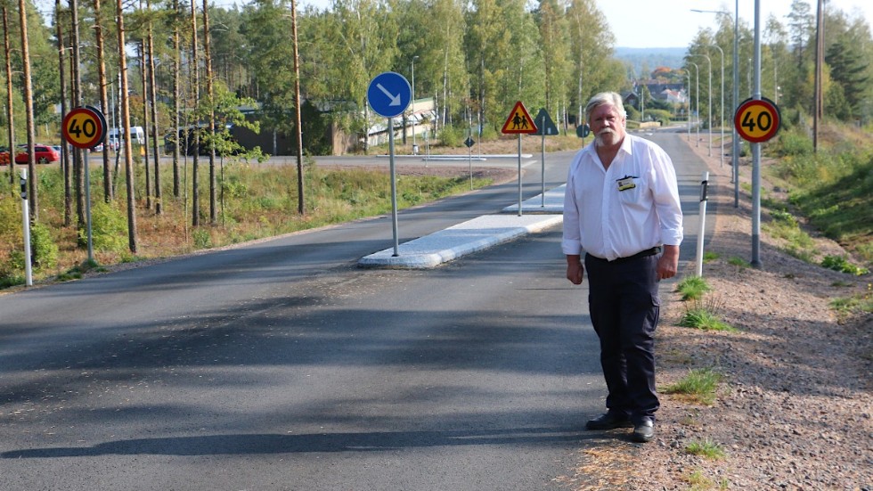Vid Hagadalsinfarten är det rätt, konstaterar taxiföraren Bosse Elvirsson. Men för bilister som kör in till Hultsfred den här vägen är det 40 som gäller i hela samhället. 