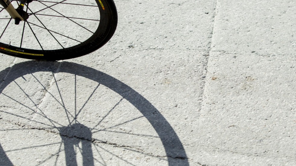 Oj, Katrineholms kommun reagerar "snabbt" och har nu låtit måla "cykelförbud" på trottoarer. Det tog väl flera år efter det tråkiga dödsfallet cyklist/gångare på trottoar, skriver Barbro K.