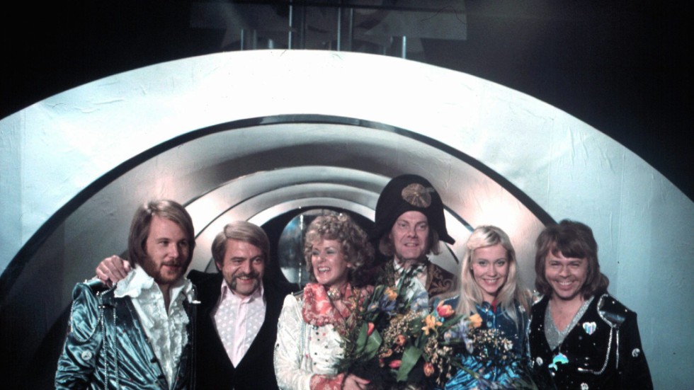 1974 firade ABBA - här med managern Stickan Andersson och en egen Napoleon - segern i Eurovision med sin låt Waterloo som väver in Napoleons förlust vid Waterloo 1815 i handlingen. 