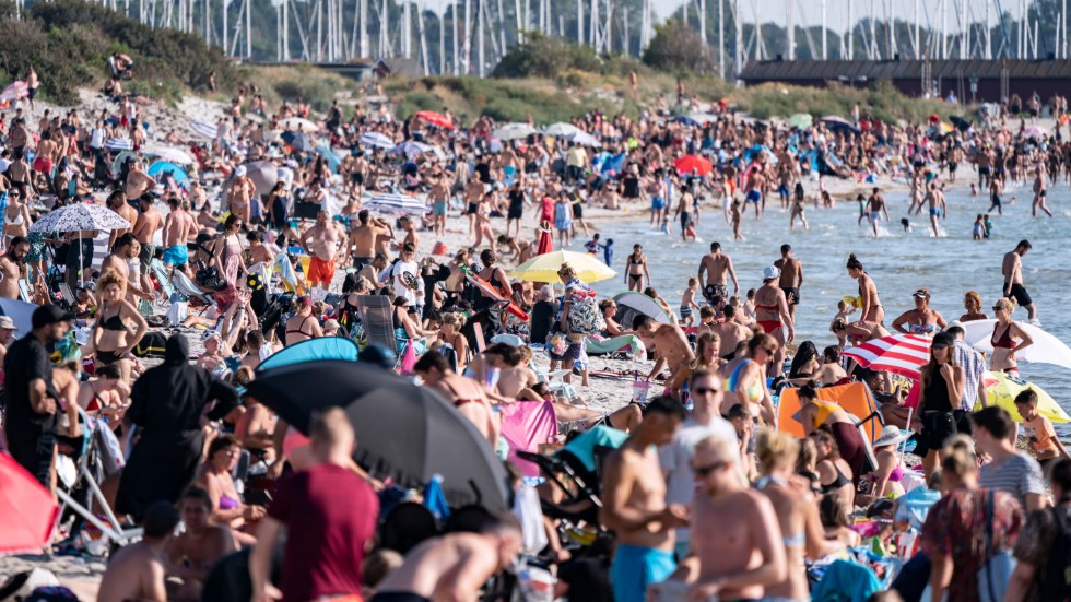 Det var mycket människor på stranden i skånska Lomma när temperaturen gick över 30-gradersstrecket en söndag i augusti. Någon stor källa till smittspridning av coronaviruset verkar dock inte trängseln på stränder varit. Arkivbild.