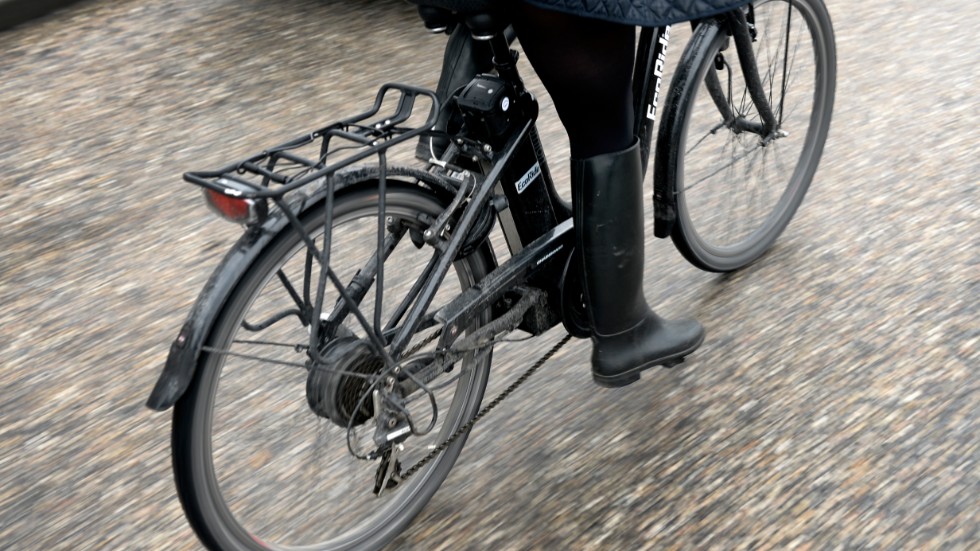 Insändarskribenten är oroad över att bli påkörd av cyklister och elcyklar på trottoaren vid Eskilsgatan.