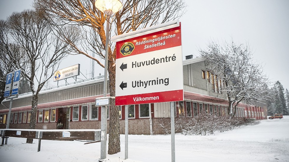 Skribenten menar att det är fel att flytta brandstationen i Skellefteå. 