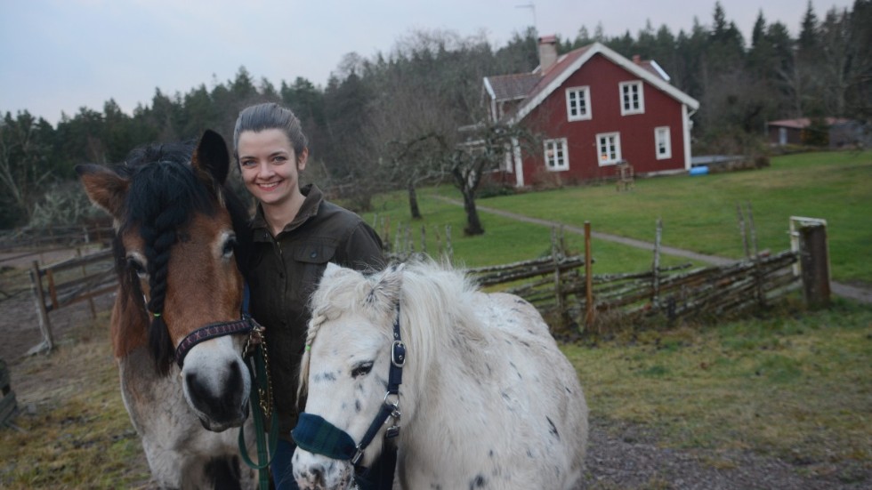 Ida Pettersson och sambon Sebastian Helgée har hästgården som ligger drygt 300 meter från den planerade bergtäkten som nu fått avslag i mark- och miljödomstolen. "Vi är jätteglada". Vi har lite djur och hästerna här är känsliga för oljud" säger hon.