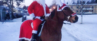 Ridande tomte spred julkänsla i Malå på julafton