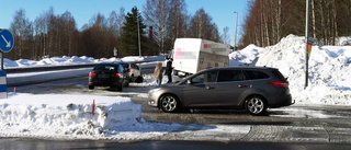 Krock mellan personbil och firmabil på Torsgatan – två förda till sjukhus för kontroll