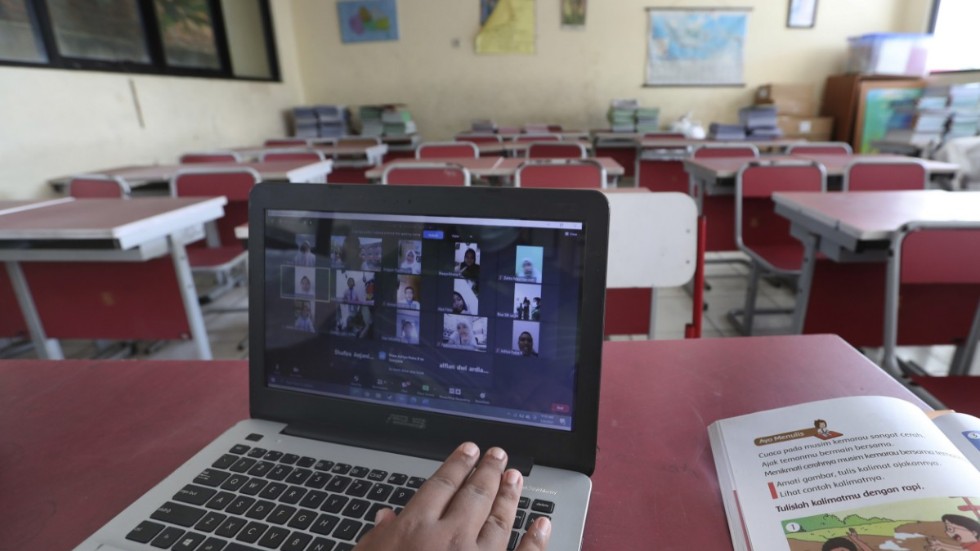 En lärare på en grundskola i Indonesien använder sin dator till att distansundervisa elever. Bilden är från i början av januari.