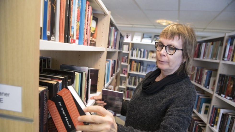 Det är välordnat och trivsamt inne på biblioteket i Råneå. Här har biblotekarien Lena Krååk arbetat i 23 år. 
