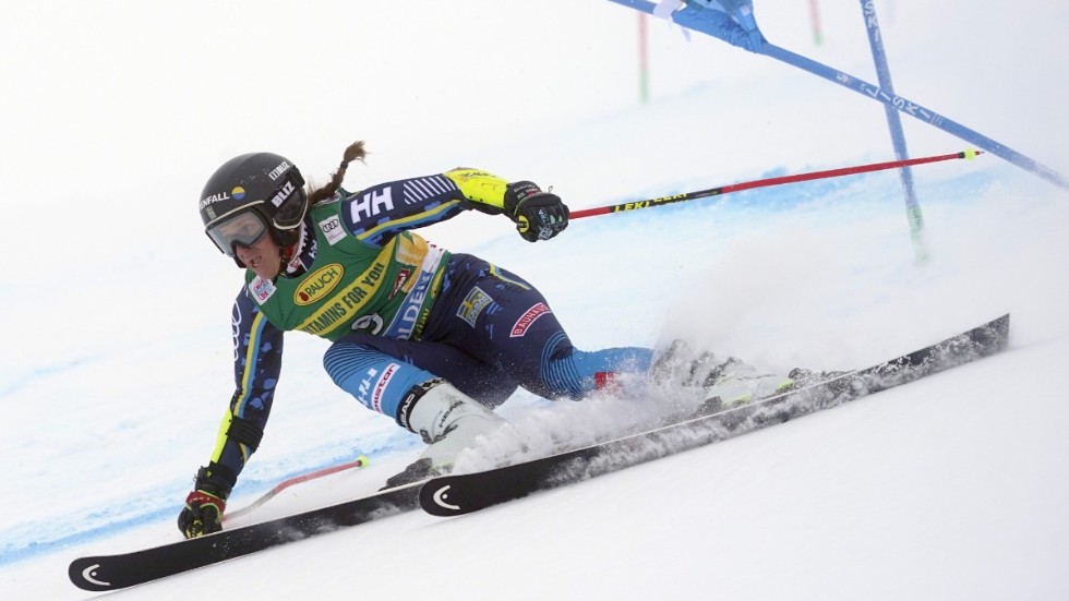 Det blev ingen bra start för svenska storslalomstjärnan Sara Hector i den alpina världscupens premiär i Sölden.
