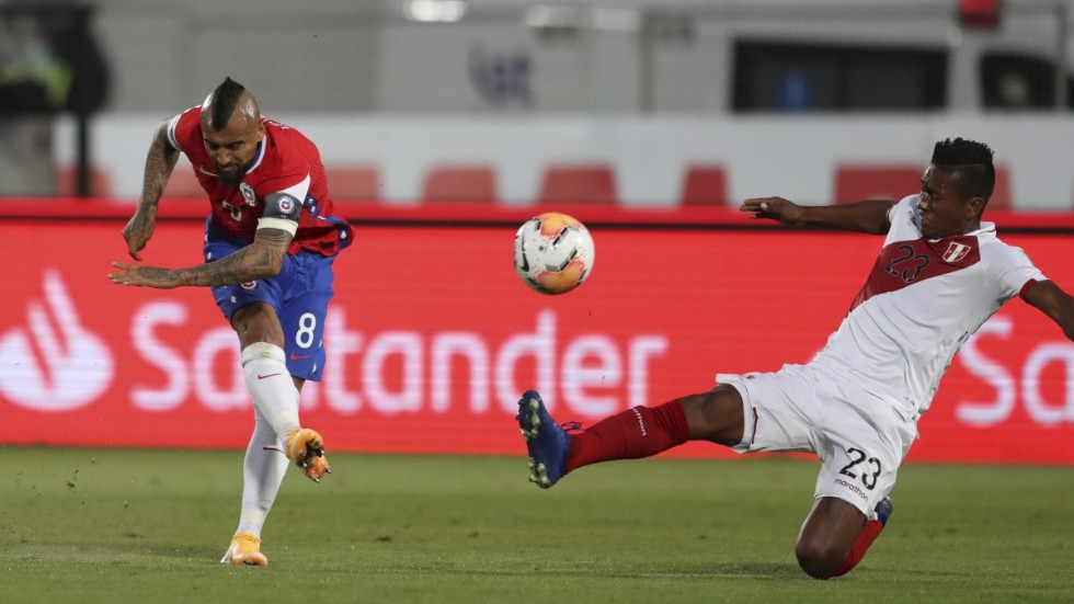 Chiles Arturo Vidal fick på en rejäl rökare rakt upp i krysset i VM-kvalmötet med Peru när han gjorde matchens första mål. Mittfältaren var också sist på bollen vid 2–0-målet, som blev matchens slutresultat.