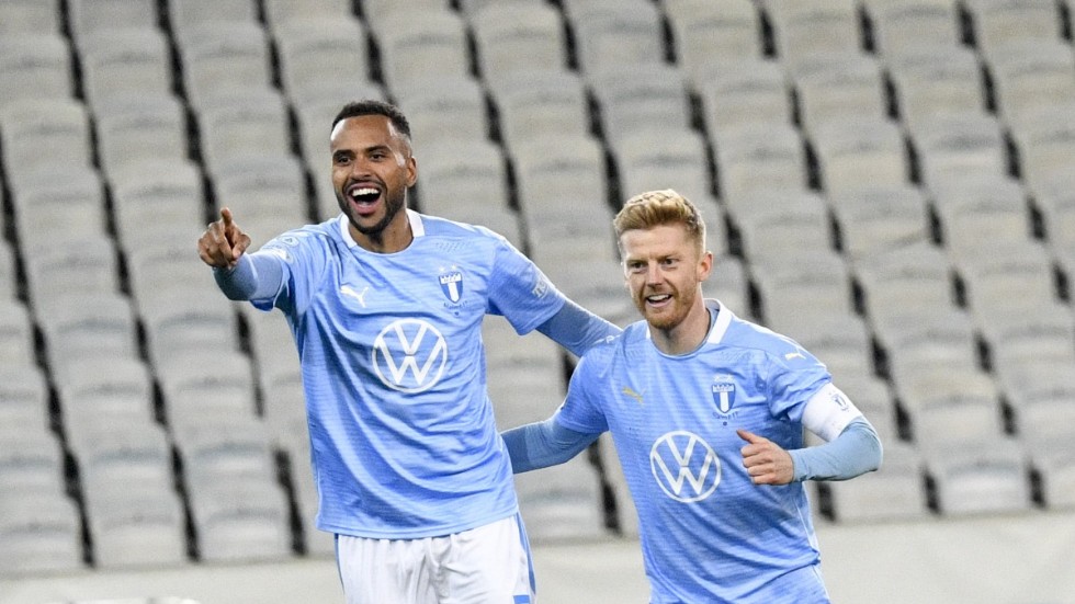 Malmö FF:s Isaac Kiese Thelin och Anders Christiansen jublar efter Kiese Thelins 1–0-mål redan i den tredje minuten hemma mot Sirius. MFF leder med 3–0 i halvlek