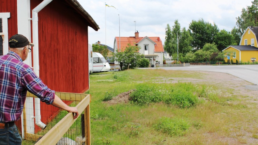 Janne Nilssons husvagn står nu på Pelle Anderssons tomt, kant i kant med gräsplätten. Kommunens stelbenthet är vad som irriterar mest. "Det är ju vi som är kommunen", säger Ninna Lundin. 