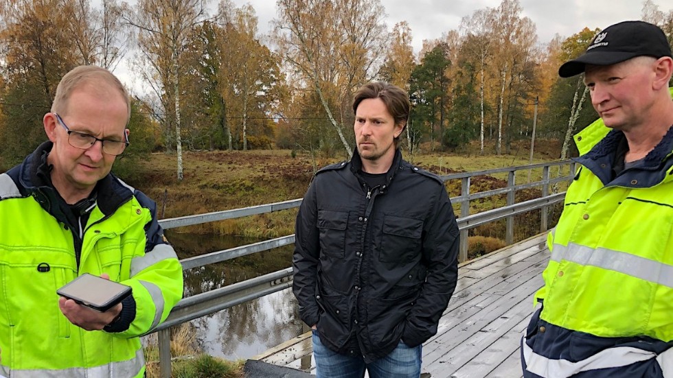 Patrik Axelsson, Folke Plejert och Lennart Davidsson är alla beroende av bron vid Lilla Aby, Att den är avstängd kostar företagen stora pengar.