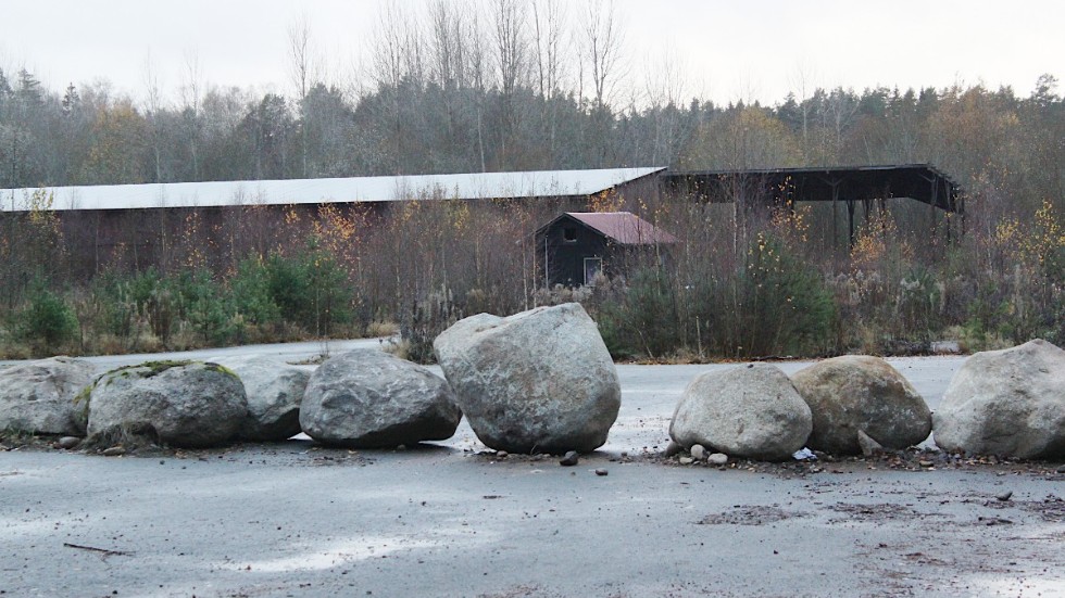 På den övergivna sågverksfastigheten har Eksjö kommun lagt ut en stenbarriär i ett försök att försvåra tillträde.