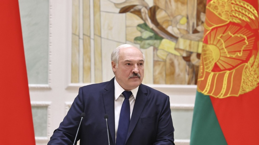 Aleksandr Lukasjenko ska inte, som han brukar, få sola sig i glansen av den internationella ishockeyn.