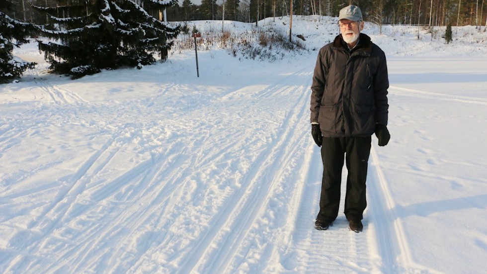 Entusiasten Arne Sävenstrand berättar att det är full åkbart just nu, på fotbollsplanen vid Hagadal. Snön är tillkörd med snöskoter, men det är lite väl lite för att köra upp riktiga spår.