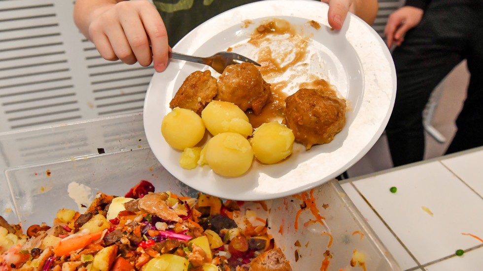  Det slängs cirka 11┣000 ton mat i Sveriges skolor varje år.