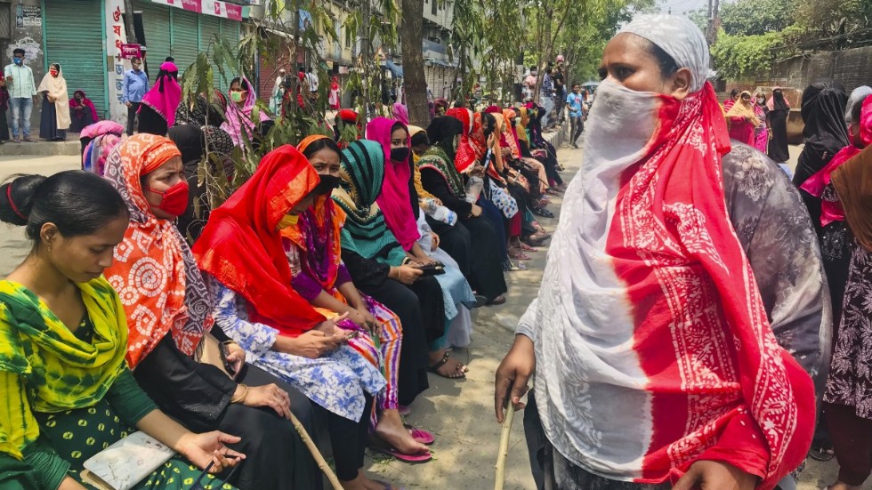 Bangladeshiska textilarbetare blockerar en väg under en protest förra året. De protesterade mot indragna löner under pandemin. Arkivbild.
