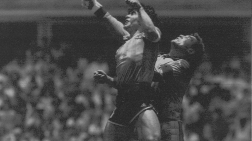 Diego Maradona slår in bollen med handen förbi Englands målvakt Peter Shilton i VM-kvartsfinalen 1986. Arkivbild.