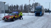 Två lastbilar i krock i rondell i Katrineholm – extremt halt på platsen