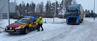 Två lastbilar i krock i rondell i Katrineholm – extremt halt på platsen
