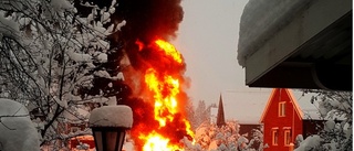 Teorin: Därför startade stora sopbilsbranden på Sörböle • Chauffören flydde fordonet efter smäll: ”Ringde 112 medan jag sprang”