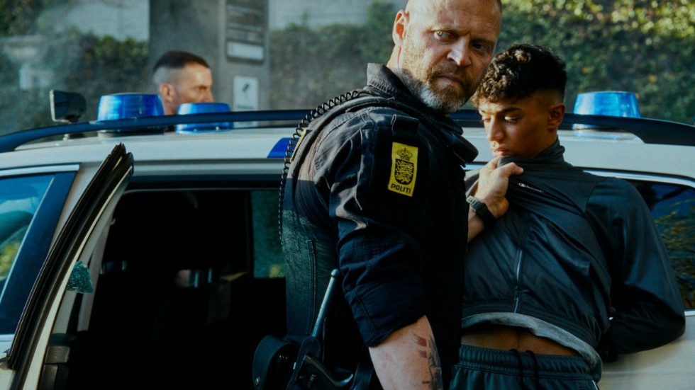 Polisen Mike (Jacob Hauberg Lohmann) och kollegan Jens (Simon Sears) råkar i trubbel när de griper Amos (Tarek Zayat) i den fiktiva förorten Svalegården.