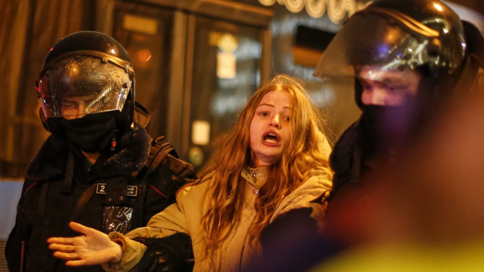 Rysk polis griper en demonstrant under protesterna i Moskva i lördags. Totalt greps över 3 000 personer.