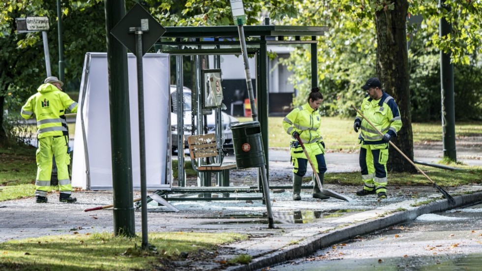Personal från Malmö Stad röjer upp krossat glas från en vandaliserad busskur. Bilden är från slutet av augusti.