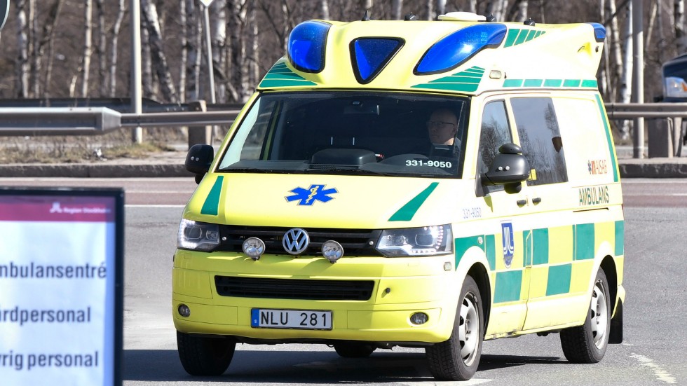 Ambulansen kan stoppas från att komma fram, när bilister parkerar vilt vid badplatser. I västgötska Karlsborg ingrep kommunchefen personligen under helgen. Arkivbild.