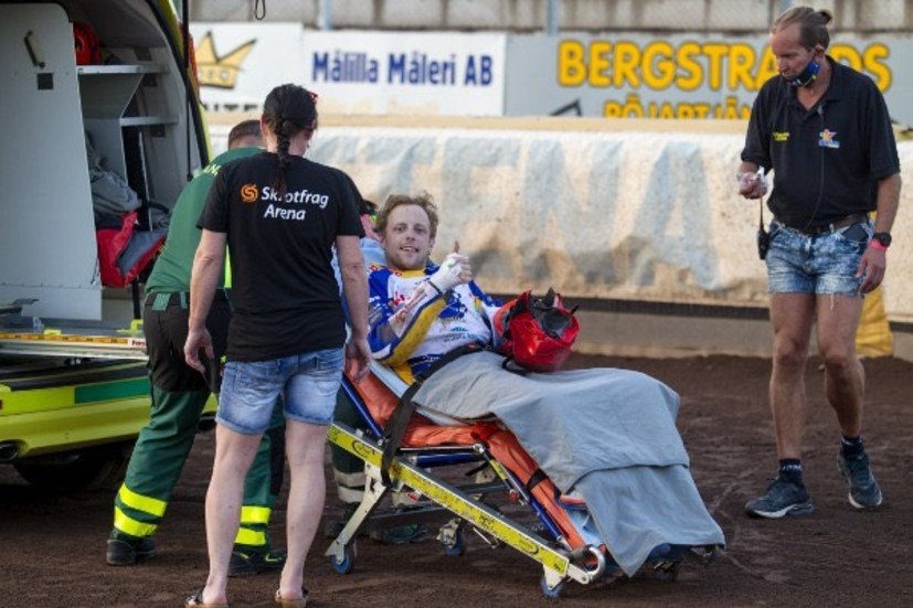 Joel Larsson förs in i ambulansen med sin brutna arm.