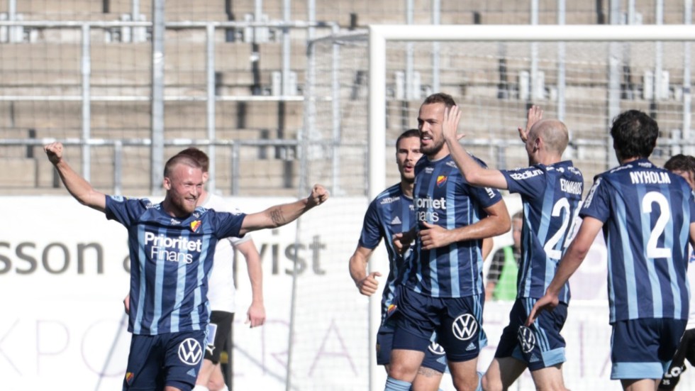 Djurgårdens Nicklas Bärkroth jublar efter sitt 2–0-mål mot Örebro.