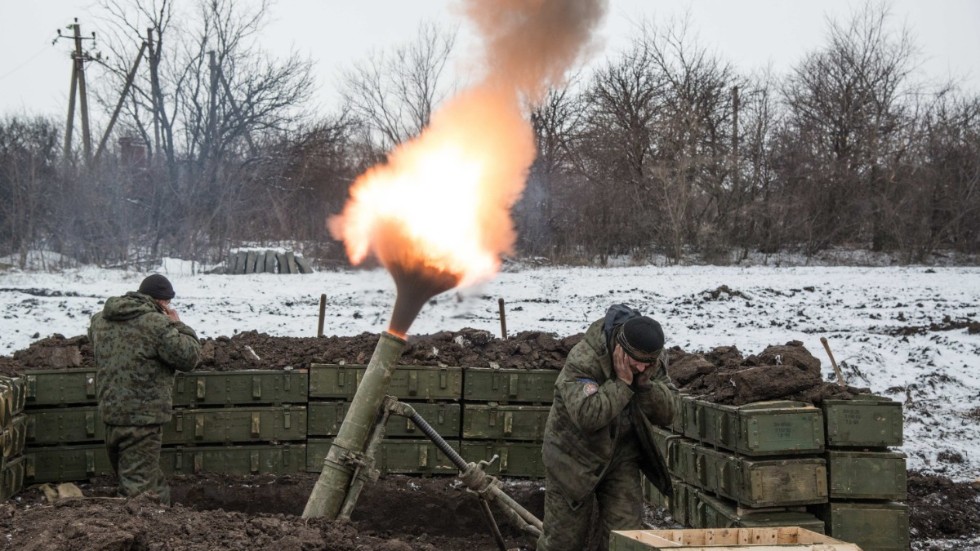 Arkivbild. Rysslandstödda separatister avfyrar en granatkastare mot ukrainska trupper utanför Sanzharivka i östra Ukraina.