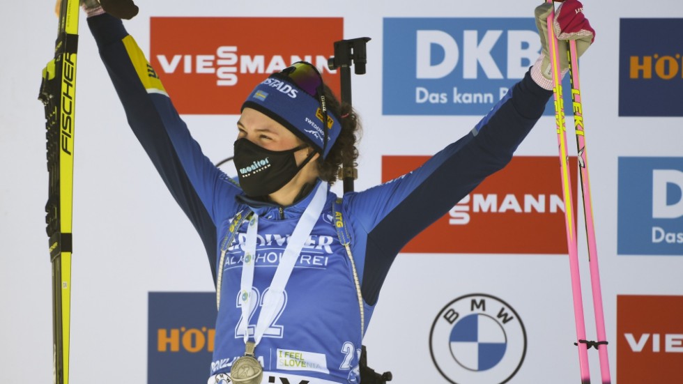 Hanna Öberg tar emot silvermedaljen.