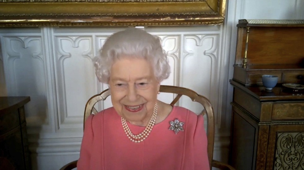 Drottning Elizabeth berättar om sin vaccinationsupplevelse under ett videomöte.