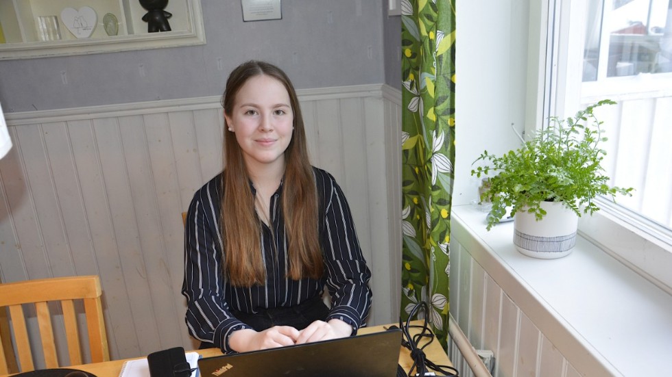 Hemmakontoret i Svartlå.  Olivia Steen har skött en del nätverkande via sin dator i bostaden."Pademin har gjort att det blivit svårare att röra sig bland unga just nu", säger hon.